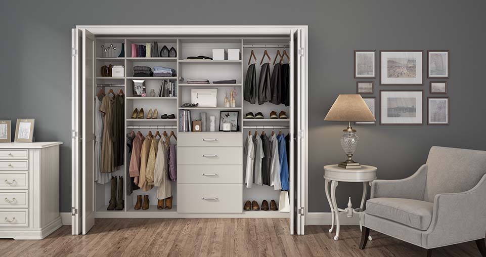 Precio de un armario empotrado con acabado gris mate que incluye estantes, cajones y barras metálicas.